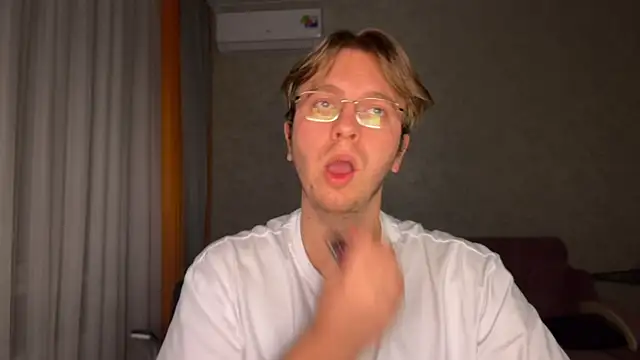 Snapshot of kiopiggy chatting on 11/30/25, 10:03 kiopiggy online show from 11/30/25, 10:03