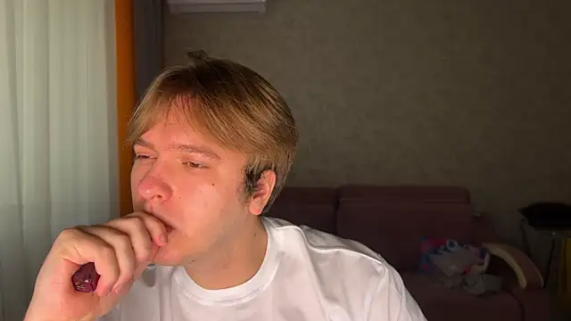 Snapshot of kiopiggy chatting on 12/14/25, 12:32 kiopiggy online show from 12/14/25, 12:32