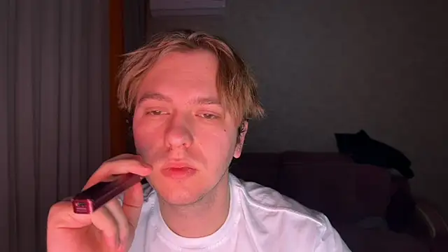 Snapshot of kiopiggy chatting on 12/17/25, 04:35 kiopiggy online show from 12/17/25, 04:35