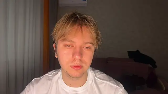 Snapshot of kiopiggy chatting on 12/19/25, 05:25 kiopiggy online show from 12/19/25, 05:25