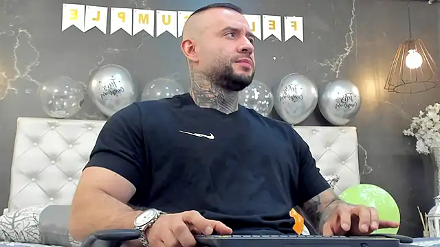 Snapshot of BruceDallas chatting on 12/18/24, 08:57 BruceDallas online show from 12/18/24, 08:57