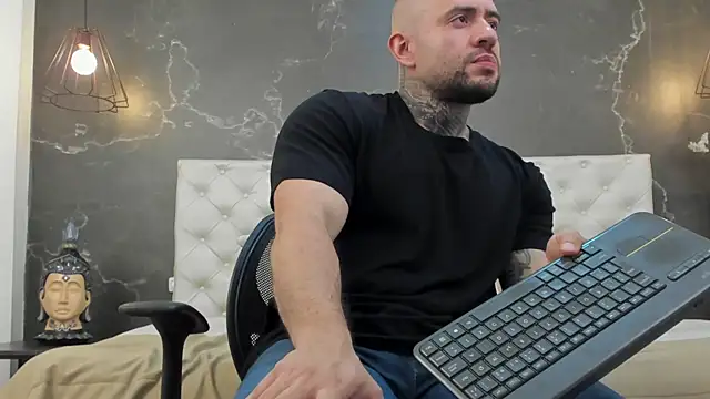 Snapshot of BruceDallas chatting on 02/01/25, 02:37 BruceDallas online show from 02/01/25, 02:37