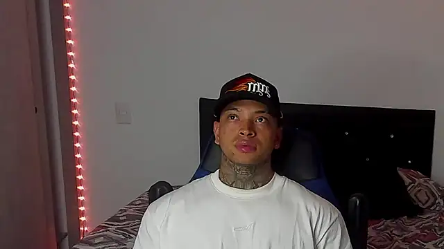 Snapshot of Stiven_collins chatting on 02/14/25, 05:51 Stiven collins online show from 02/14/25, 05:51