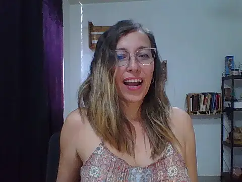 Snapshot of charlott_ponce chatting on 10/26/25, 04:35 charlott ponce online show from 10/26/25, 04:35