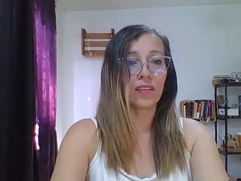 Snapshot of charlott_ponce chatting on 11/18/25, 06:56 charlott ponce online show from 11/18/25, 06:56