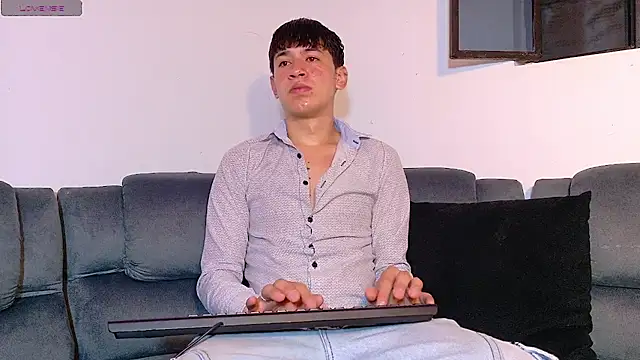 Snapshot of Mr_daren_ chatting on 10/18/25, 04:30 Mr daren online show from 10/18/25, 04:30