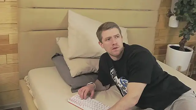 Snapshot of EthanPinkman chatting on 11/16/25, 03:56 EthanPinkman online show from 11/16/25, 03:56