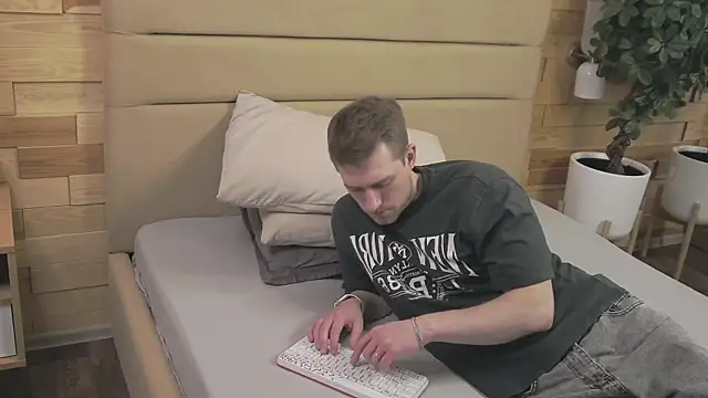 Snapshot of EthanPinkman chatting on 11/21/25, 04:22 EthanPinkman online show from 11/21/25, 04:22