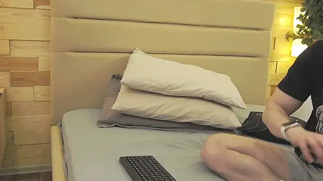 Snapshot of EthanPinkman chatting on 12/14/25, 04:40 EthanPinkman online show from 12/14/25, 04:40