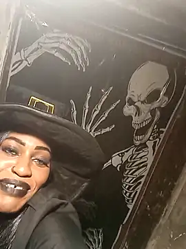 Snapshot of AmazonianMistress chatting on 10/31/25, 02:45 AmazonianMistress online show from 10/31/25, 02:45