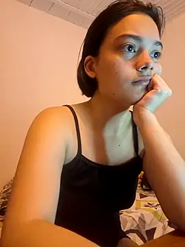 Snapshot of littlemelii chatting on 12/15/25, 08:13 littlemelii online show from 12/15/25, 08:13