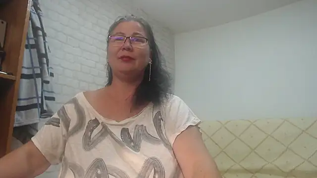 Snapshot of EmmaSquirt chatting on 10/13/25, 06:13 EmmaSquirt online show from 10/13/25, 06:13