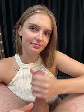 Snapshot of lovelly_molly chatting on 11/17/25, 04:24 lovelly molly online show from 11/17/25, 04:24