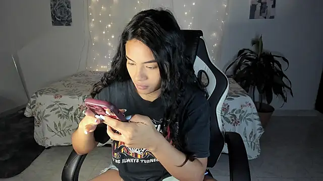 Snapshot of Riana_Kean chatting on 10/27/25, 02:04 Riana Kean online show from 10/27/25, 02:04