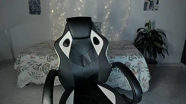 Snapshot of Riana_Kean chatting on 10/31/25, 03:07 Riana Kean online show from 10/31/25, 03:07