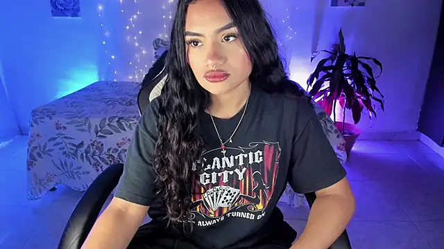 Snapshot of Riana_Kean chatting on 11/15/25, 04:32 Riana Kean online show from 11/15/25, 04:32