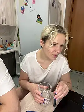 Snapshot of MrMrsRight chatting on 02/06/25, 08:02 MrMrsRight online show from 02/06/25, 08:02