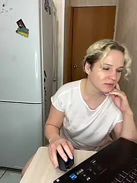 Snapshot of MrMrsRight chatting on 02/06/25, 11:04 MrMrsRight online show from 02/06/25, 11:04