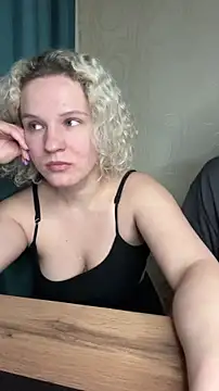 Snapshot of MrMrsRight chatting on 02/19/25, 04:55 MrMrsRight online show from 02/19/25, 04:55