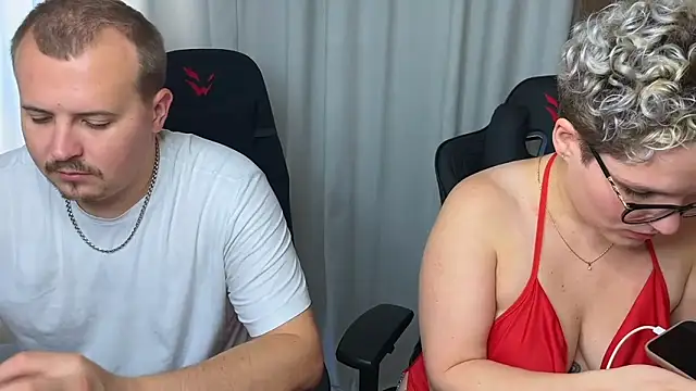 Snapshot of MrMrsRight chatting on 09/16/25, 06:58 MrMrsRight online show from 09/16/25, 06:58