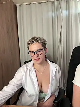 Snapshot of MrMrsRight chatting on 09/18/25, 08:05 MrMrsRight online show from 09/18/25, 08:05