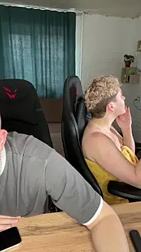 Snapshot of MrMrsRight chatting on 09/27/25, 08:41 MrMrsRight online show from 09/27/25, 08:41