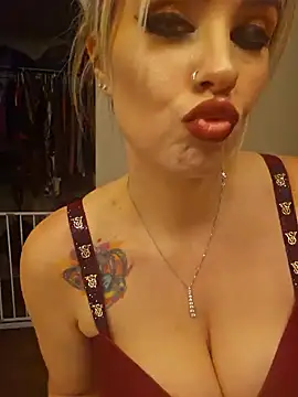 Snapshot of ellieconradxo chatting on 12/04/24, 03:48 ellieconradxo online show from 12/04/24, 03:48