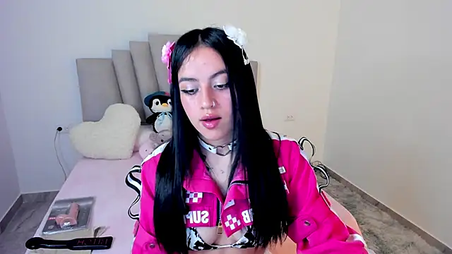 Snapshot of Alli_cooper chatting on 03/18/25, 07:42 Alli cooper online show from 03/18/25, 07:42