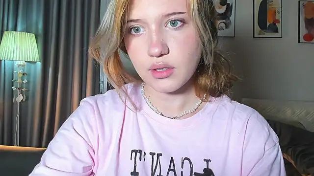 Snapshot of HanahCute chatting on 02/22/25, 10:20 HanahCute online show from 02/22/25, 10:20