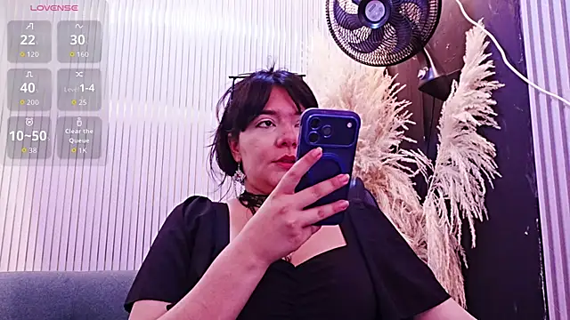 Snapshot of AmberGreyy_ chatting on 07/04/26, 04:57 AmberGreyy online show from 07/04/26, 04:57