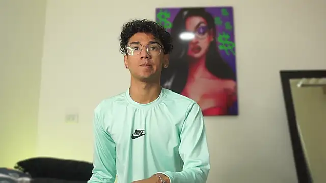 Snapshot of harrytwink18 chatting on 12/10/24, 01:22 harrytwink18 online show from 12/10/24, 01:22