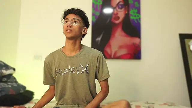 Snapshot of harrytwink18 chatting on 12/17/24, 01:27 harrytwink18 online show from 12/17/24, 01:27