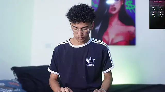 Snapshot of harrytwink18 chatting on 01/06/25, 01:30 harrytwink18 online show from 01/06/25, 01:30