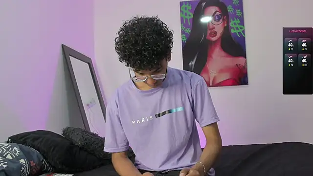 Snapshot of harrytwink18 chatting on 01/28/25, 01:27 harrytwink18 online show from 01/28/25, 01:27