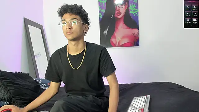 Snapshot of harrytwink18 chatting on 02/13/25, 01:48 harrytwink18 online show from 02/13/25, 01:48