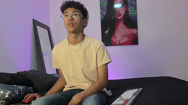 Snapshot of harrytwink18 chatting on 02/18/25, 01:22 harrytwink18 online show from 02/18/25, 01:22