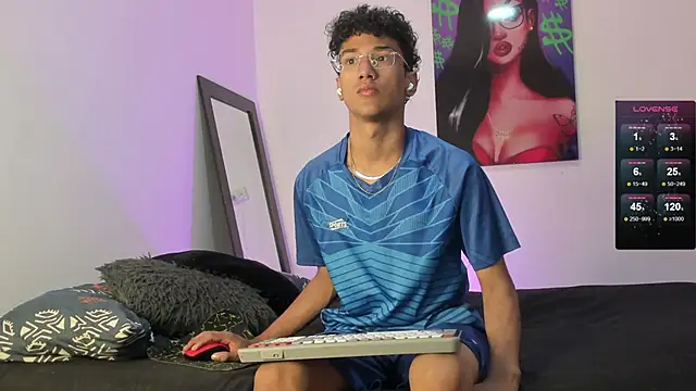 Snapshot of harrytwink18 chatting on 02/20/25, 01:08 harrytwink18 online show from 02/20/25, 01:08