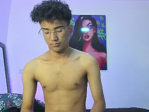 Snapshot of harrytwink18 chatting on 02/24/25, 06:04 harrytwink18 online show from 02/24/25, 06:04