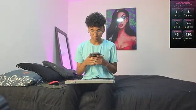 Snapshot of harrytwink18 chatting on 02/28/25, 03:04 harrytwink18 online show from 02/28/25, 03:04