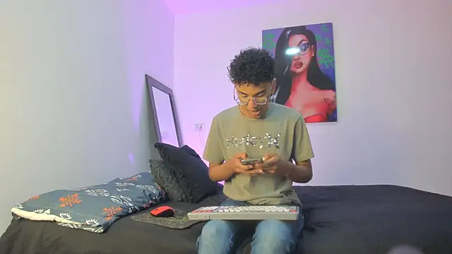 Snapshot of harrytwink18 chatting on 03/19/25, 01:29 harrytwink18 online show from 03/19/25, 01:29