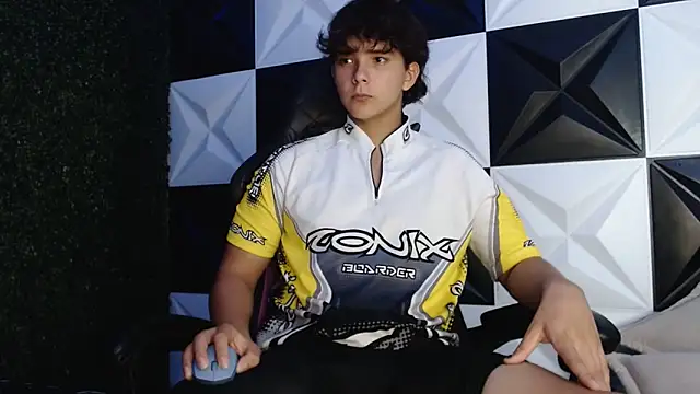 Snapshot of Dani_cumboy chatting on 12/06/24, 06:26 Dani cumboy online show from 12/06/24, 06:26