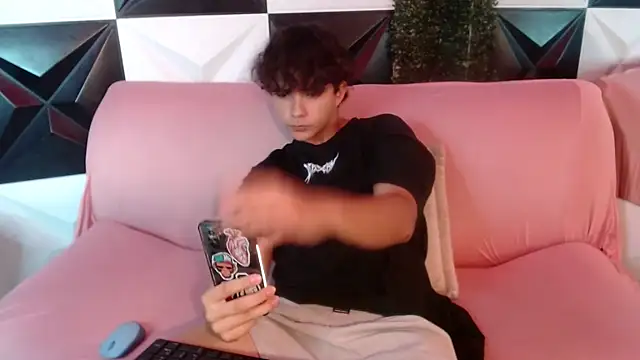 Snapshot of Dani_cumboy chatting on 12/17/24, 01:29 Dani cumboy online show from 12/17/24, 01:29