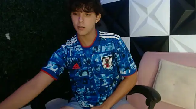 Snapshot of Dani_cumboy chatting on 12/18/24, 01:15 Dani cumboy online show from 12/18/24, 01:15