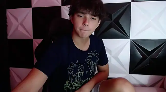 Snapshot of Dani_cumboy chatting on 12/21/24, 03:47 Dani cumboy online show from 12/21/24, 03:47