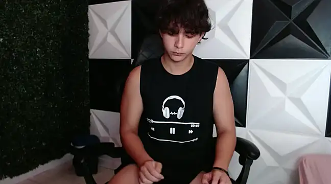 Snapshot of Dani_cumboy chatting on 12/26/24, 02:33 Dani cumboy online show from 12/26/24, 02:33