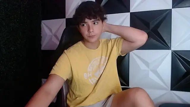 Snapshot of Dani_cumboy chatting on 01/05/25, 01:35 Dani cumboy online show from 01/05/25, 01:35