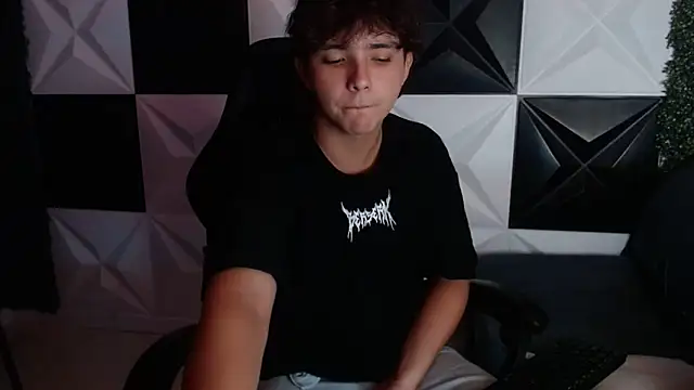 Snapshot of Dani_cumboy chatting on 01/08/25, 02:25 Dani cumboy online show from 01/08/25, 02:25