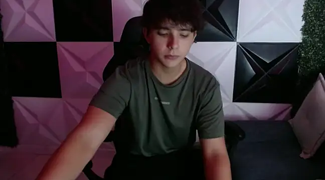 Snapshot of Dani_cumboy chatting on 01/18/25, 04:37 Dani cumboy online show from 01/18/25, 04:37