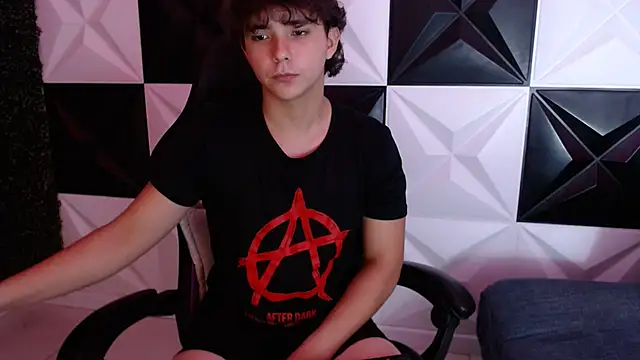 Snapshot of Dani_cumboy chatting on 01/19/25, 06:31 Dani cumboy online show from 01/19/25, 06:31