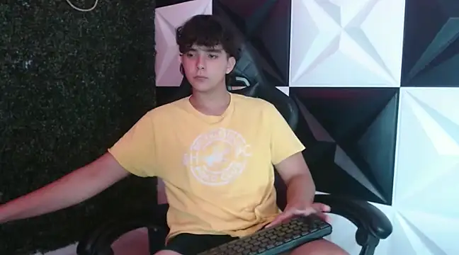 Snapshot of Dani_cumboy chatting on 02/06/25, 06:08 Dani cumboy online show from 02/06/25, 06:08